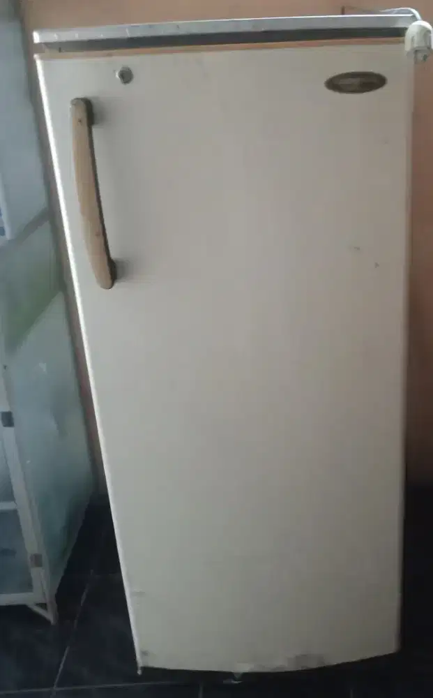 Di jual prezzer lemari Es merek General 6 rak rp 1500 000