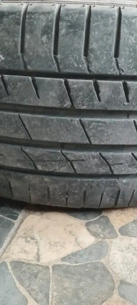 Jual ban kedua duanya uk.235/55 ring 18