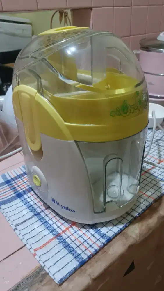 Juicer pisah kulit merk Miyako