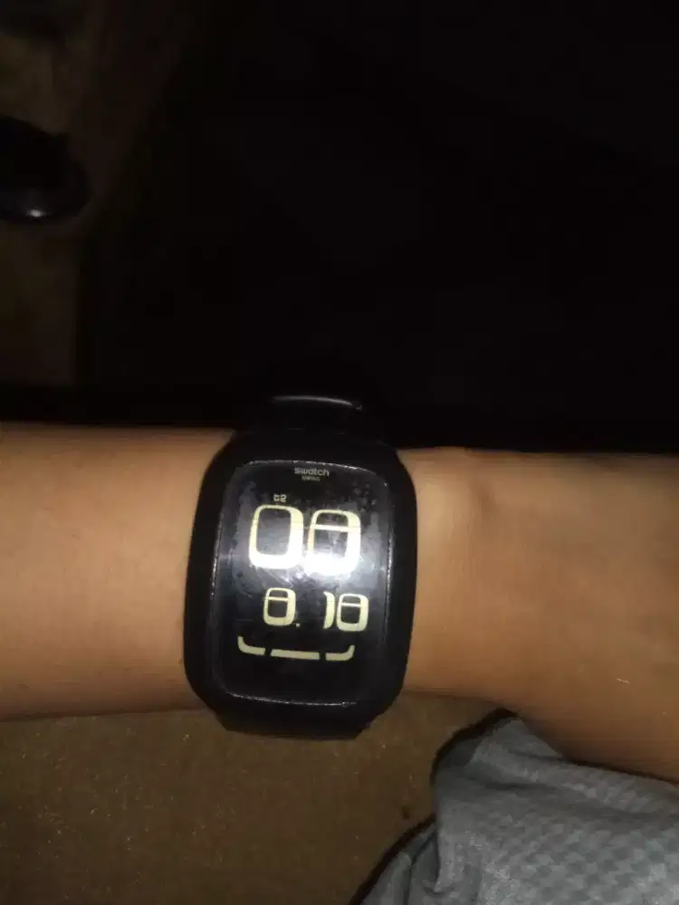 Jam swatch hitam