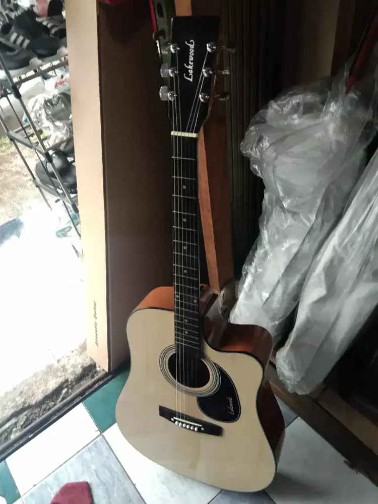 Gitar jumbo string besar