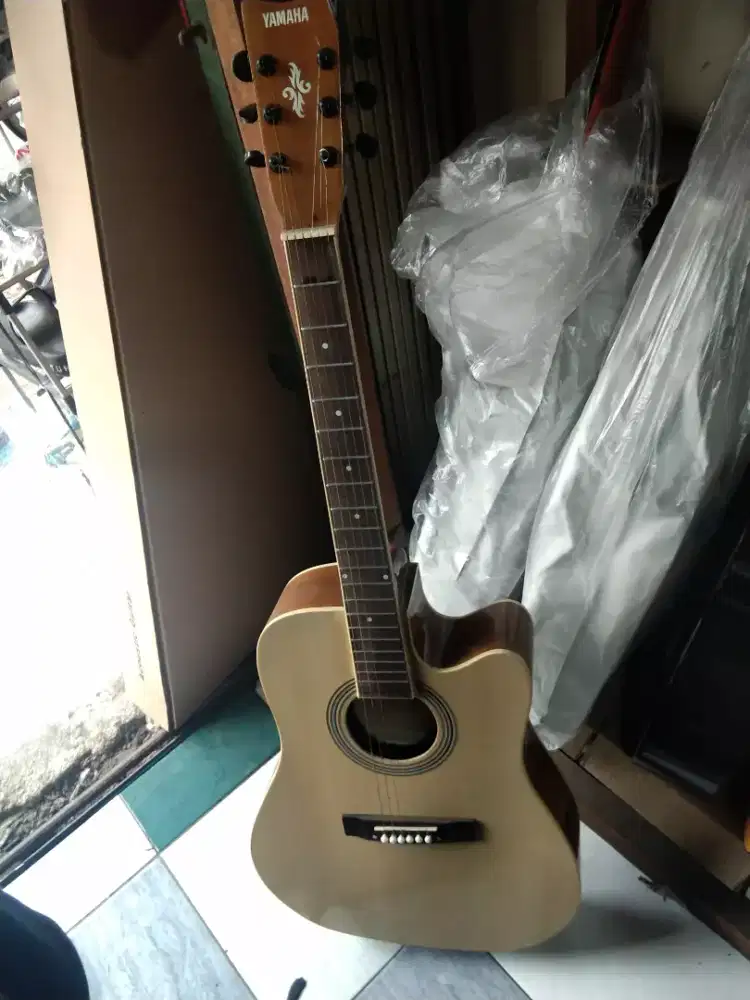 Jumbo yamaha akustik