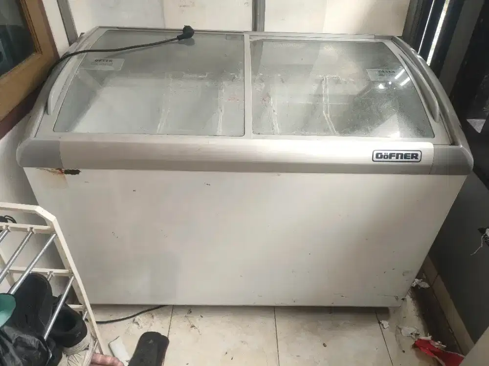 Freezer Sliding Glass Curve merk GEA ukuran 300 liter