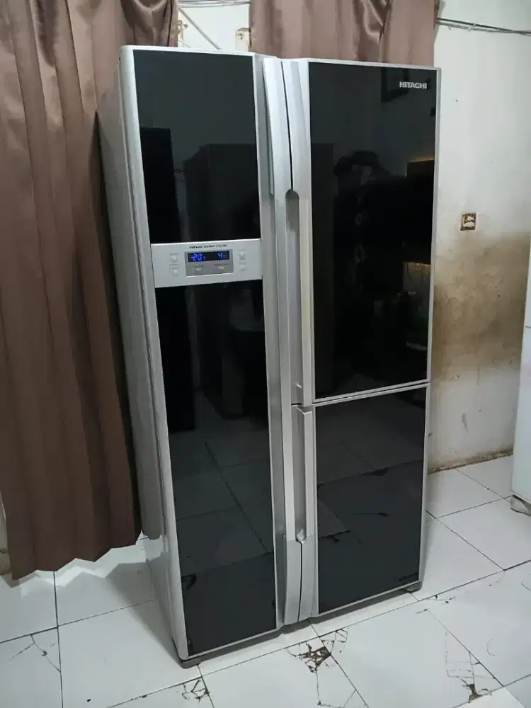 Dijual kulkas 3pintu side by side merk Hitachi normal