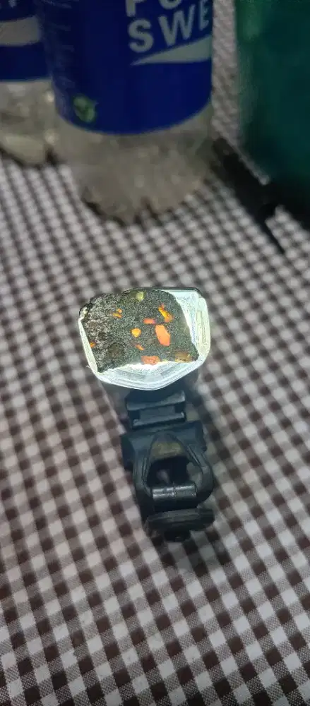 Seperti batu meteor fukang atau palasit tembus cahaya jadul kuno antik