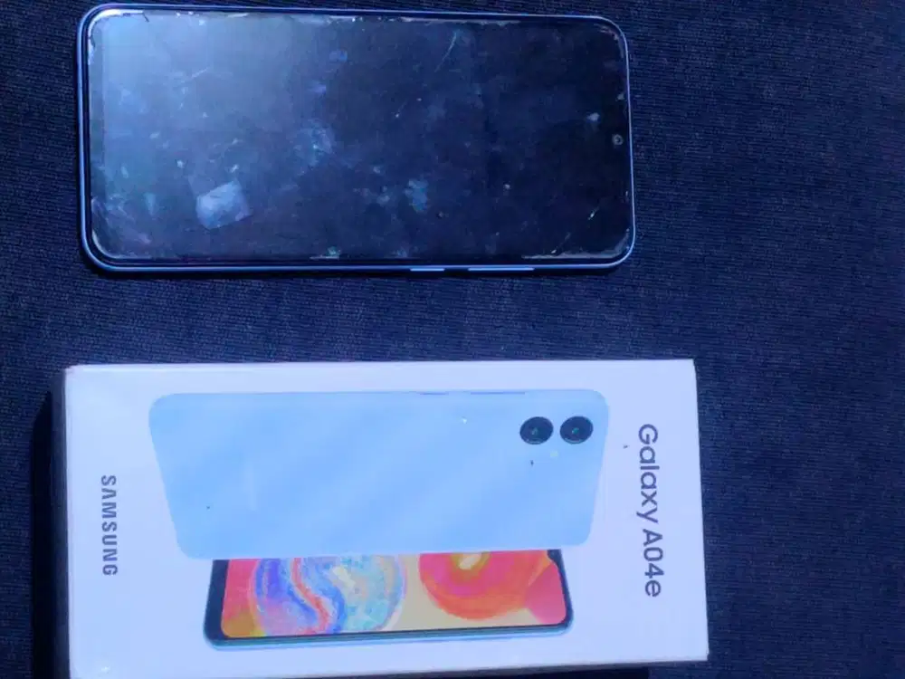Samsung Galaxy A04e 3/32 minus lcd retak dan tanpa charger