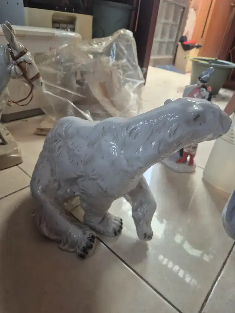 Royal Dux patung beruang kutub