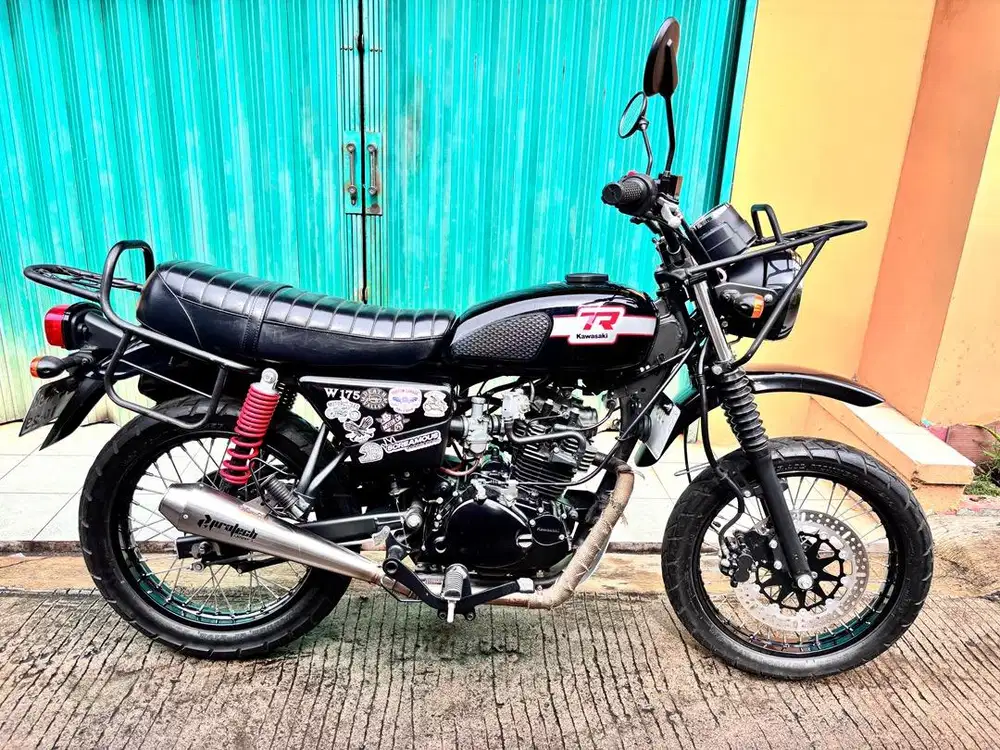 Kawasaki W 175 TR Black Ebony