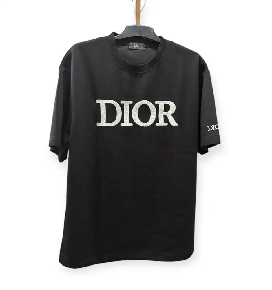 Kaos tshirt preloved bal hitam 74x 56 dior
