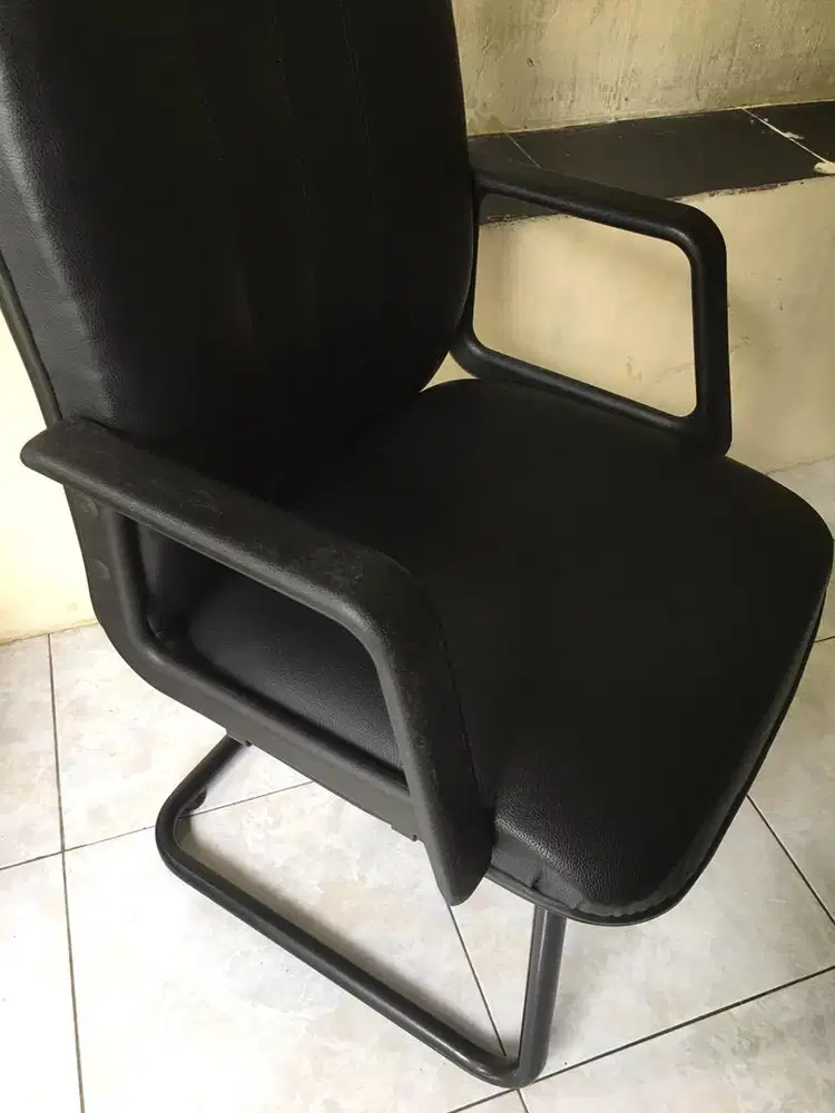 Kursi kantor lumayan mulus terlihat seperti baru
