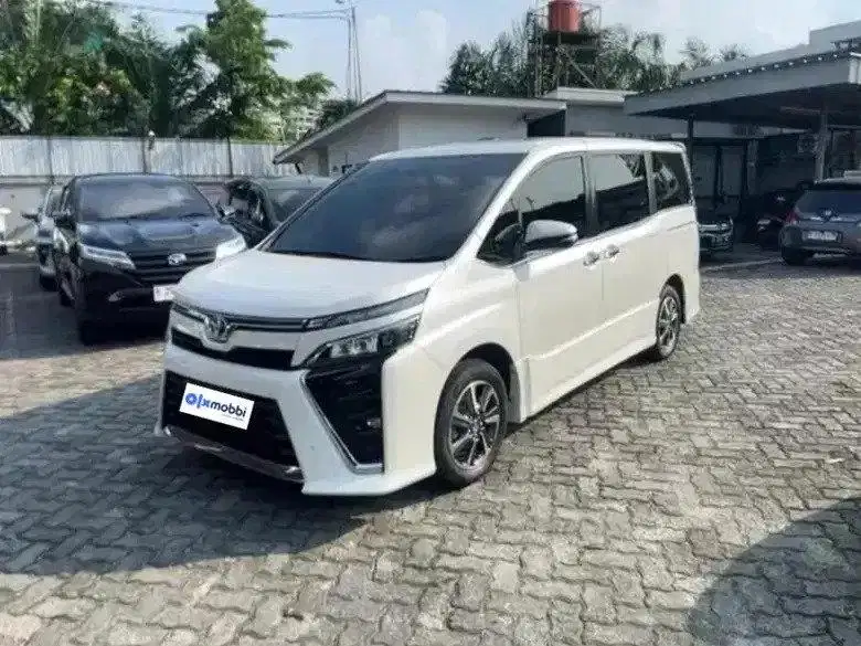 LIKE NEW - Toyota Voxy 2.0 Bensin-AT 2018