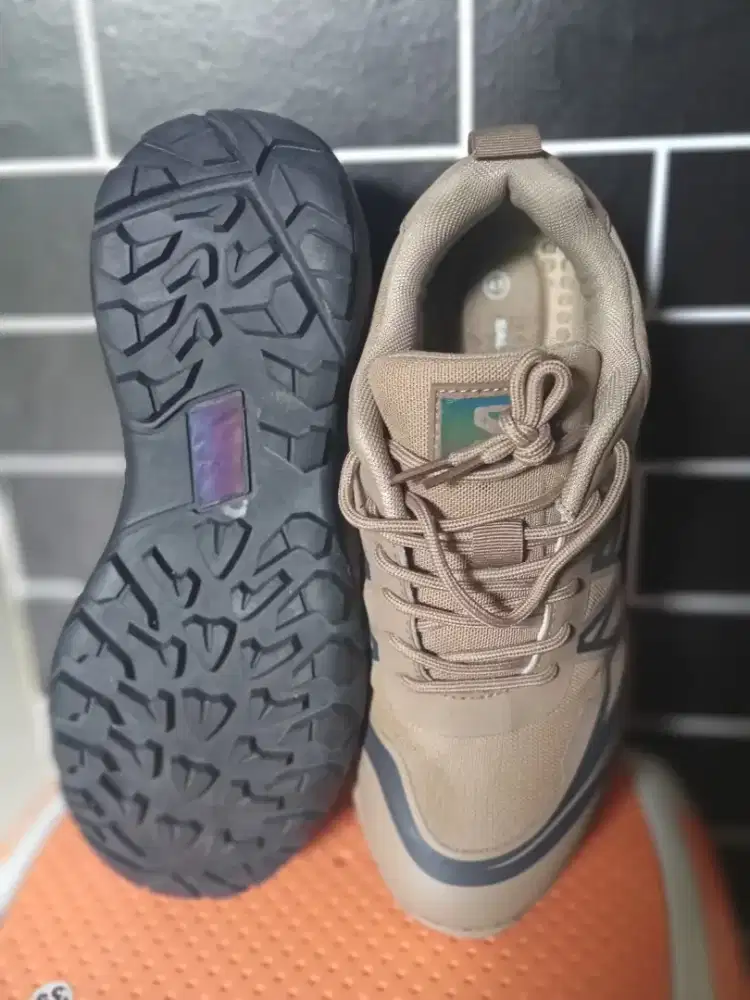 Sepatu hiking salomon