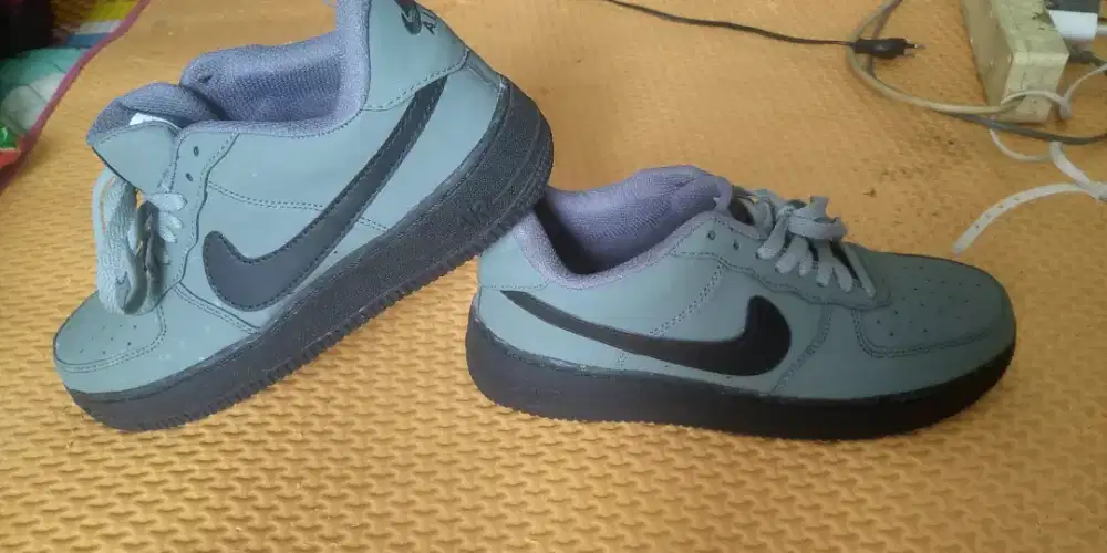 JUAL SEPATU EDISI KEKECILAN