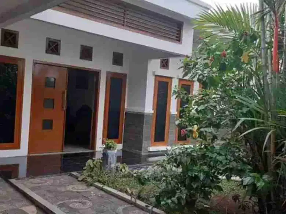 Rumah Besar dan Strategis di Duren Sawit