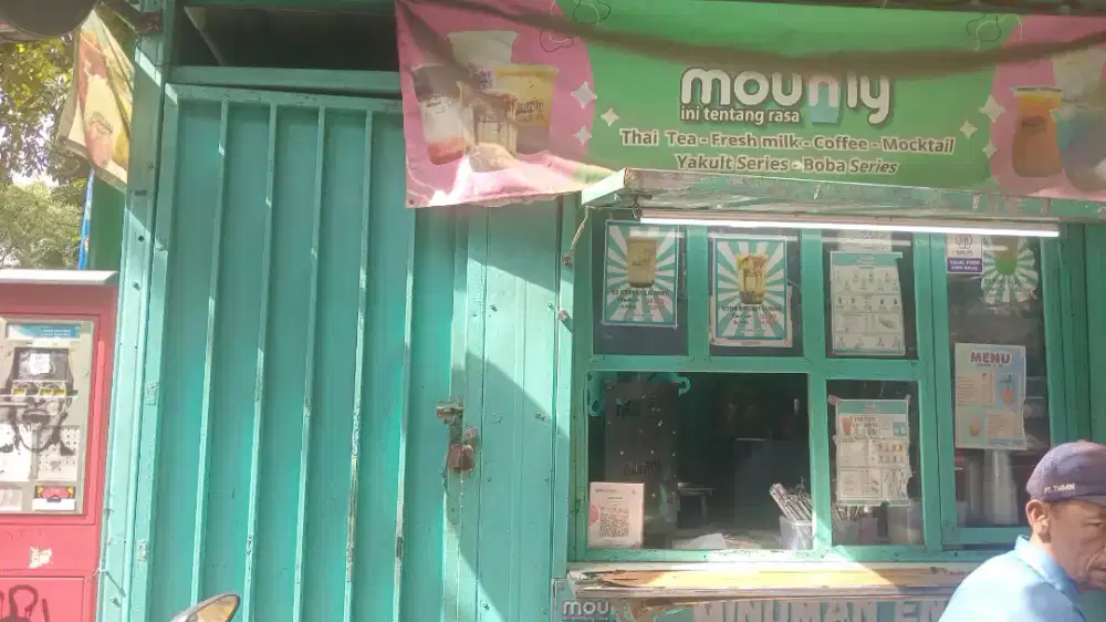 Dibutuhkan karyawan untuk menjaga booth minuman Es teh dan milkshake