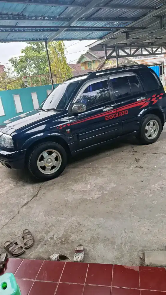 Dijual mobil Suzuki Escudo warna biru malam tahun 2001