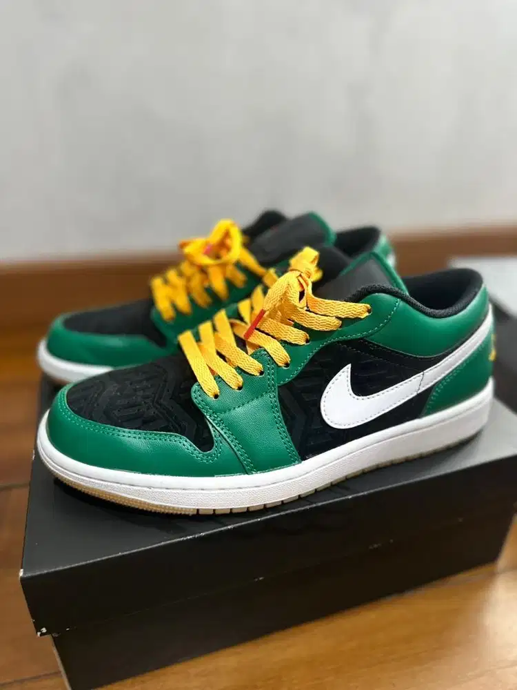 Air Jordan 1 Low SE (Size 9)