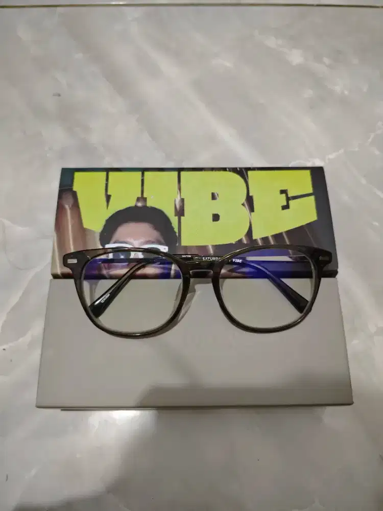 Kacamata Saturdays Seri Fomo Warna abu Like new