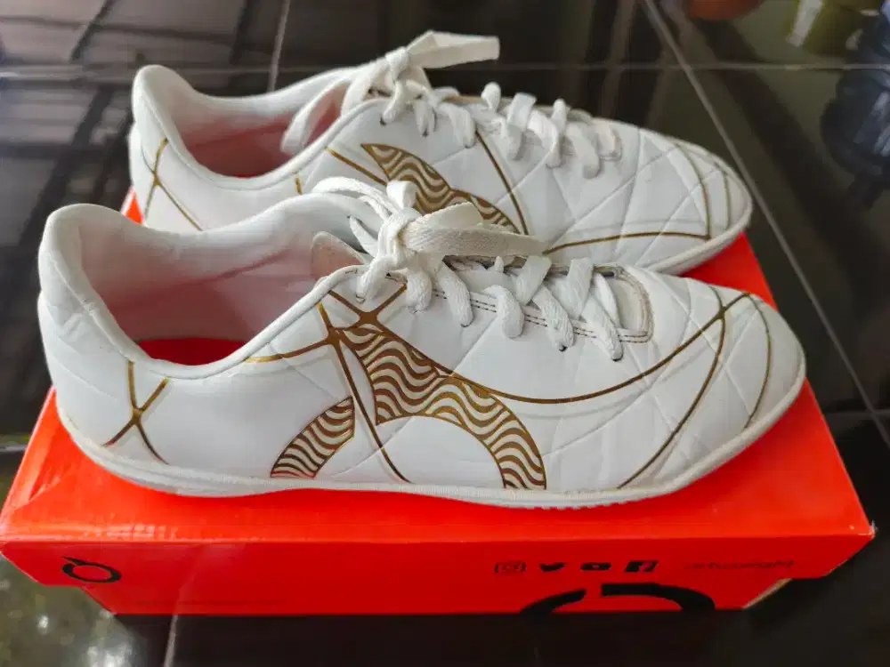 Sepatu Futsal Ortuseight Zenith In White Size 41 Used/Second Bagus