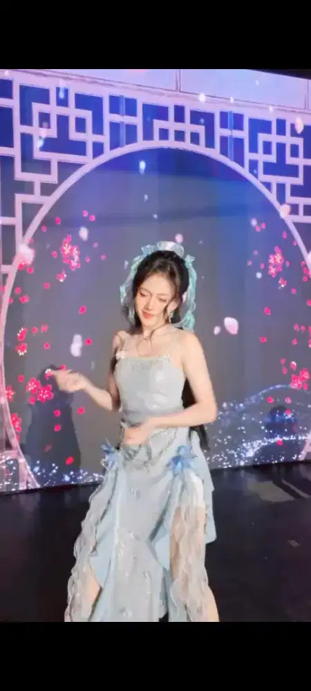 Loker host live intertiment