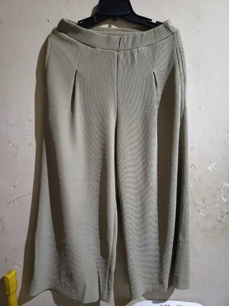 PRELOVED CELANA WANITA