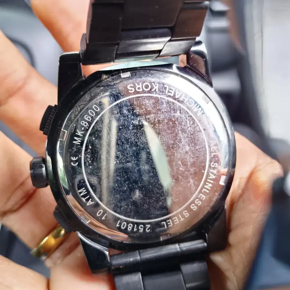 Jam tangan Michael Kors warna hitam MK8600