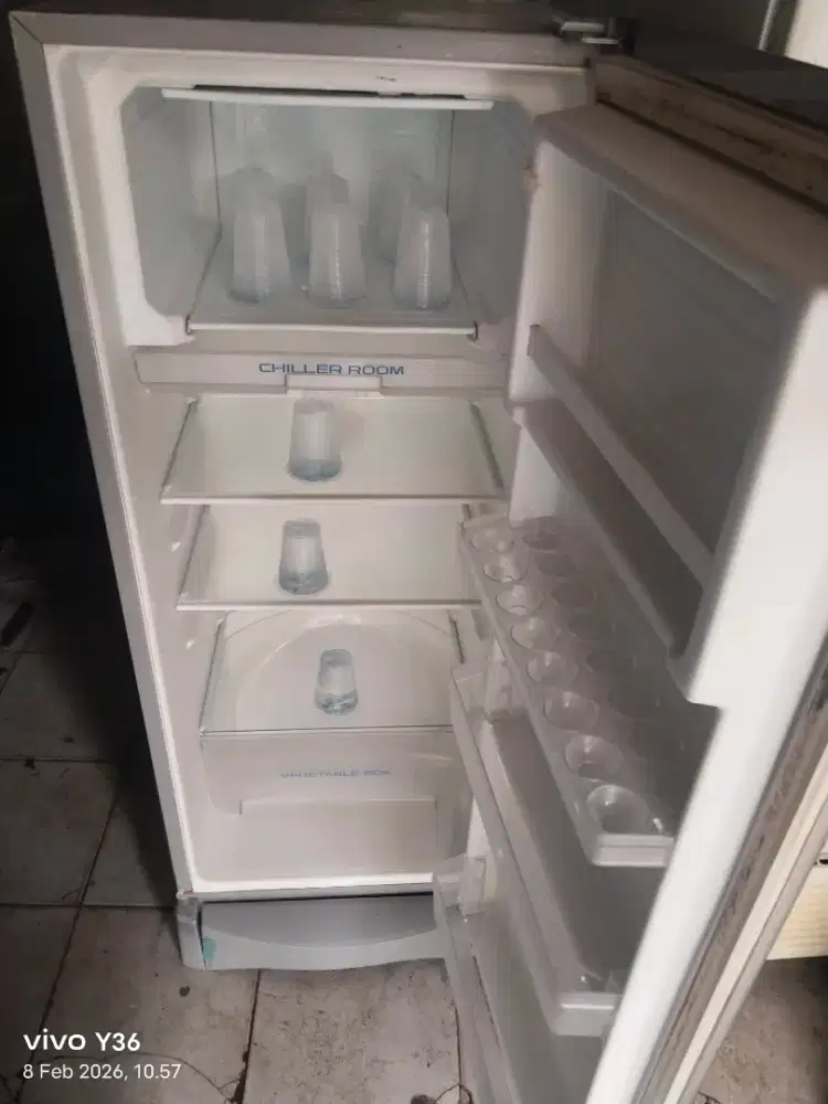 Di jual cepat kulkas 1 pintu merk aqua plus antar