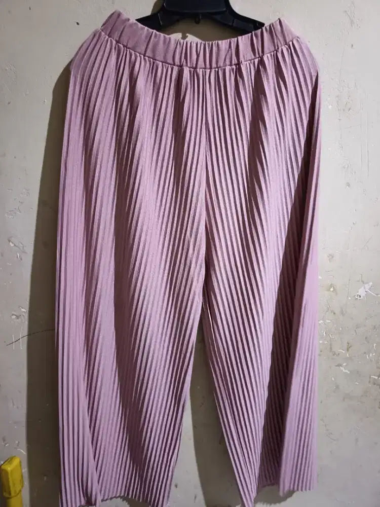 PRELOVED CELANA WANITA