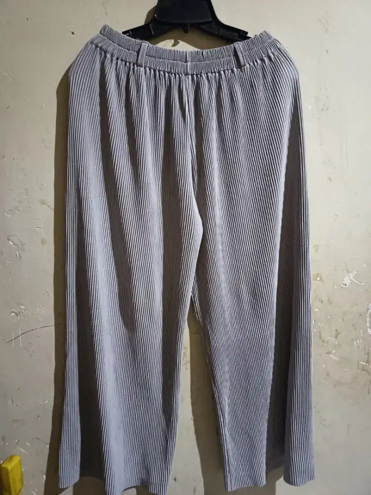 PRELOVED CELANA WANITA