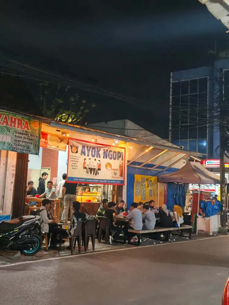 Penjaga warkop dan gorengan