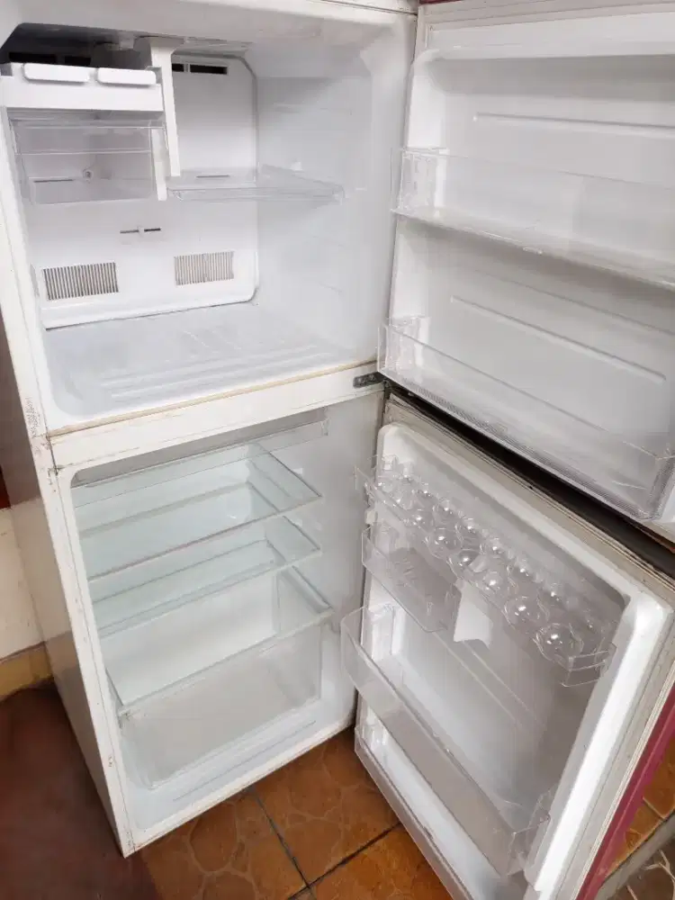 Jual kulkas bekas 2 pintu merk sharp rusak (rusak baru 7 hari)