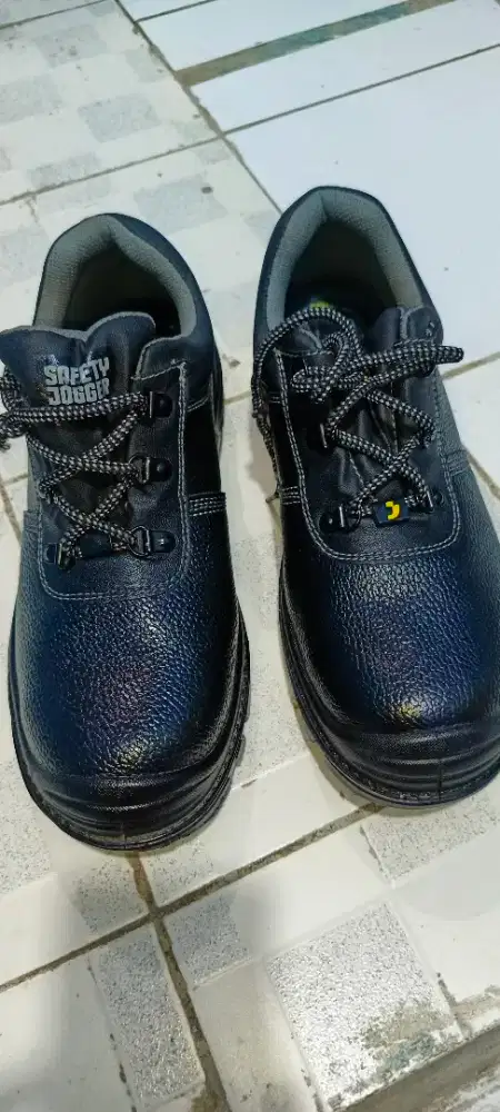 Sepatu safety jogger original ukuran 43