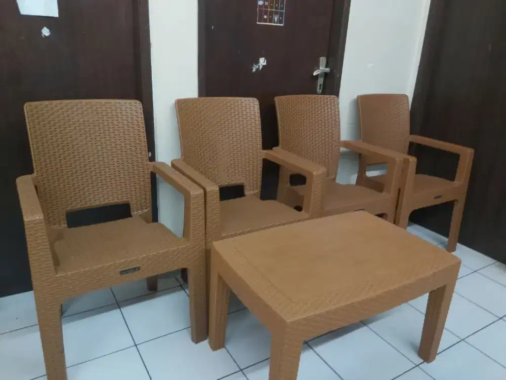 Jual murah 4 kursi napolly spt foto dan 1 meja napolly spt foto,550 rb