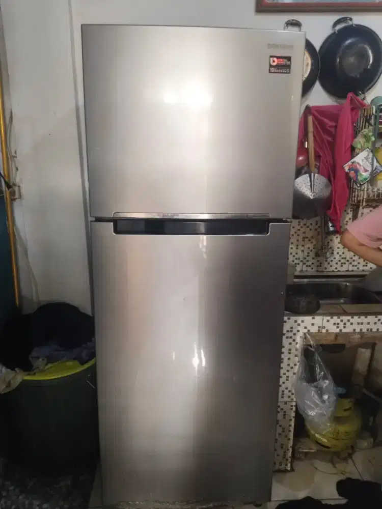 Dijual cepat kulkas 2 pintu