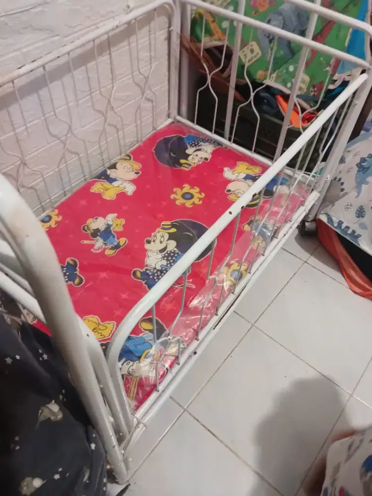 Box bayi bekas ada kasur busanya ada roda bisa diayun dan ada kelambu