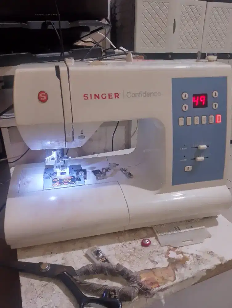 Mesin Jahit Komputerisasi SINGER Confidence 7465- Canggih & Siap Pakai