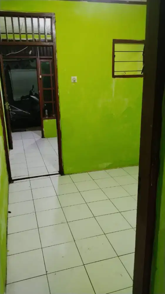 Kontrakan dekat jalan raya