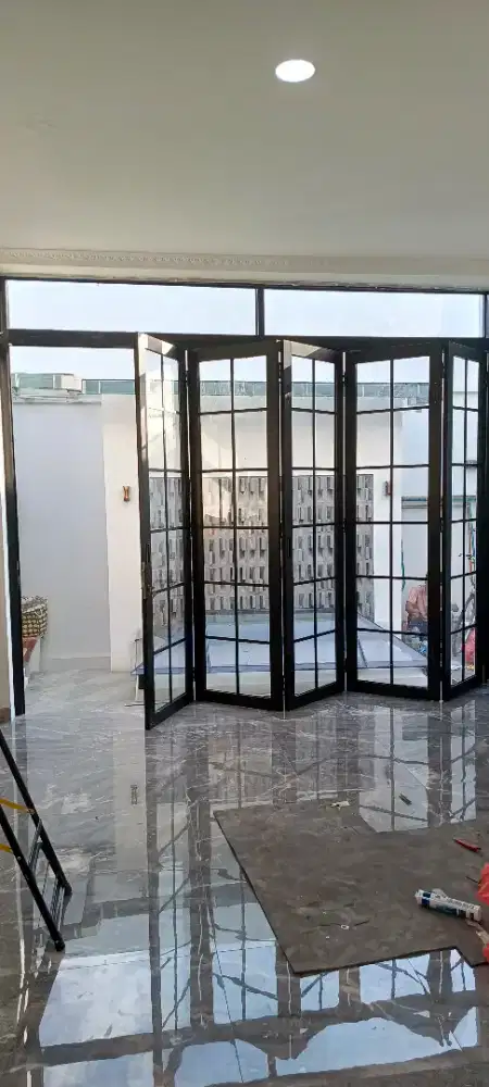 Pintu lipat aluminium dan kaca