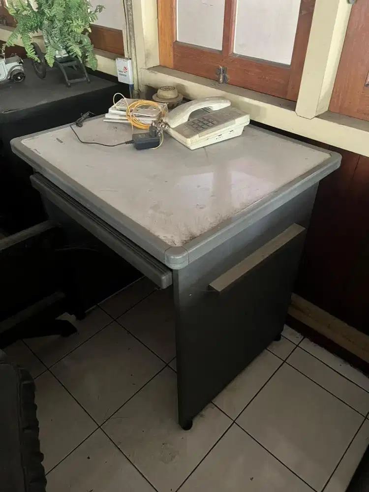Meja Kantor atau meja Komputer