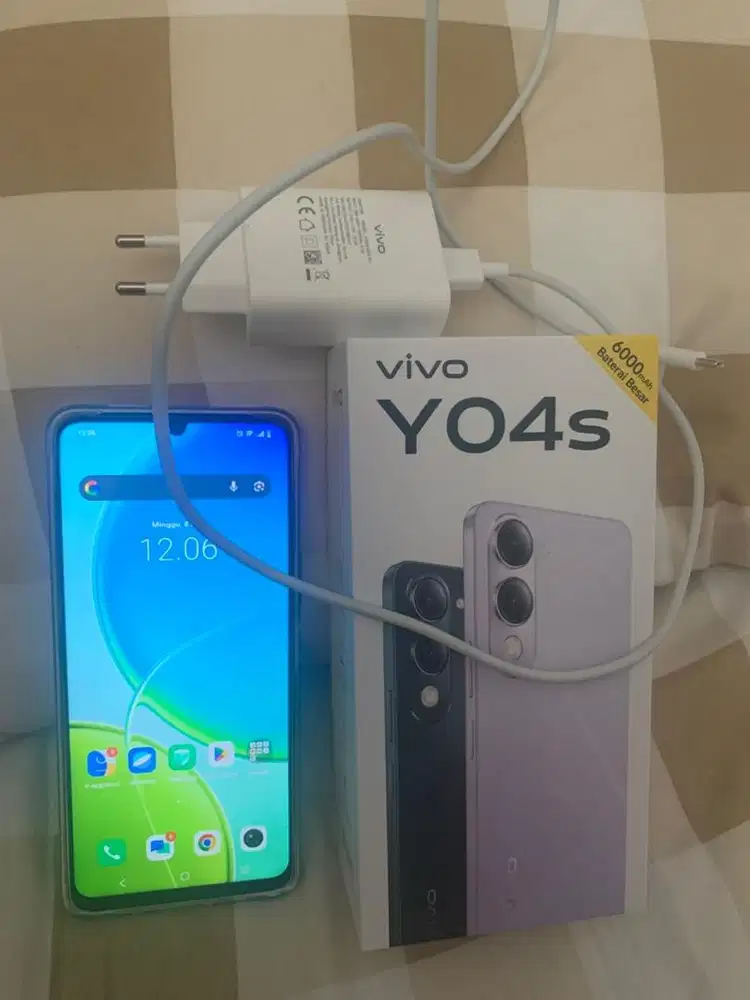HARUS TERJUAL ! Vivo Y04S 4/64 warna hijau cakep banget dan mulus