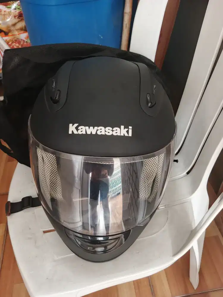 Di jual helm Kawasaki warna hitam