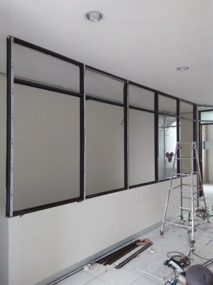 Partisi gypsum dan kaca