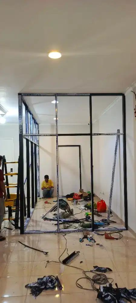 Partisi kaca dan aluminium