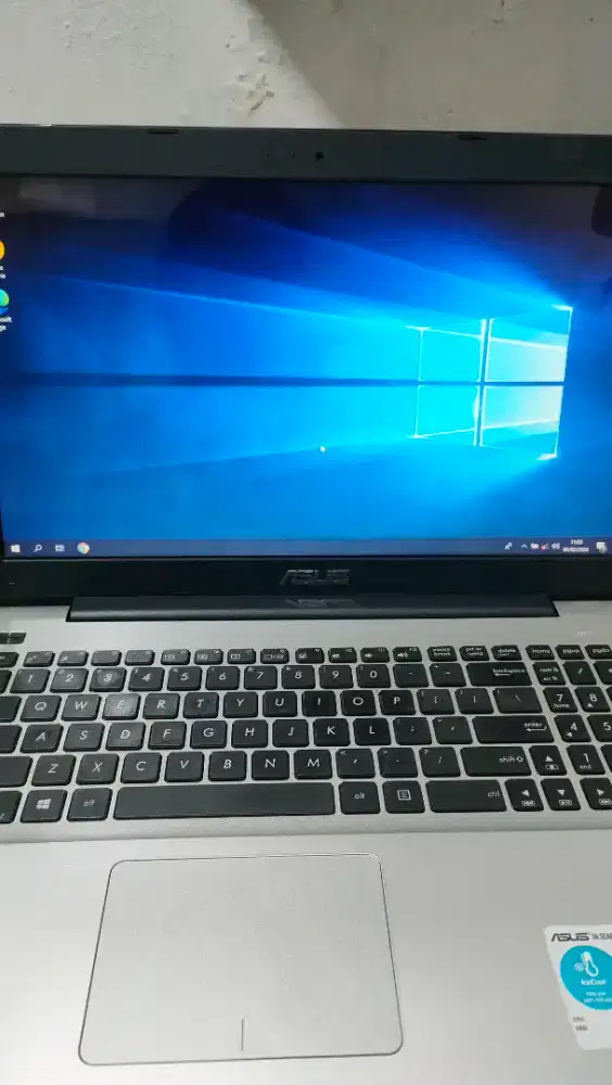 Laptop Asus Q555S layar besar