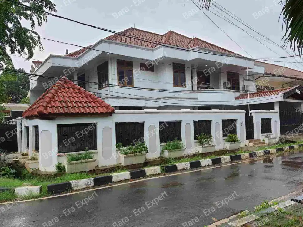 Jual rumah besar di hoek, siap huni, cocok untuk hunian atau kantor di cempaka putih yang strategis