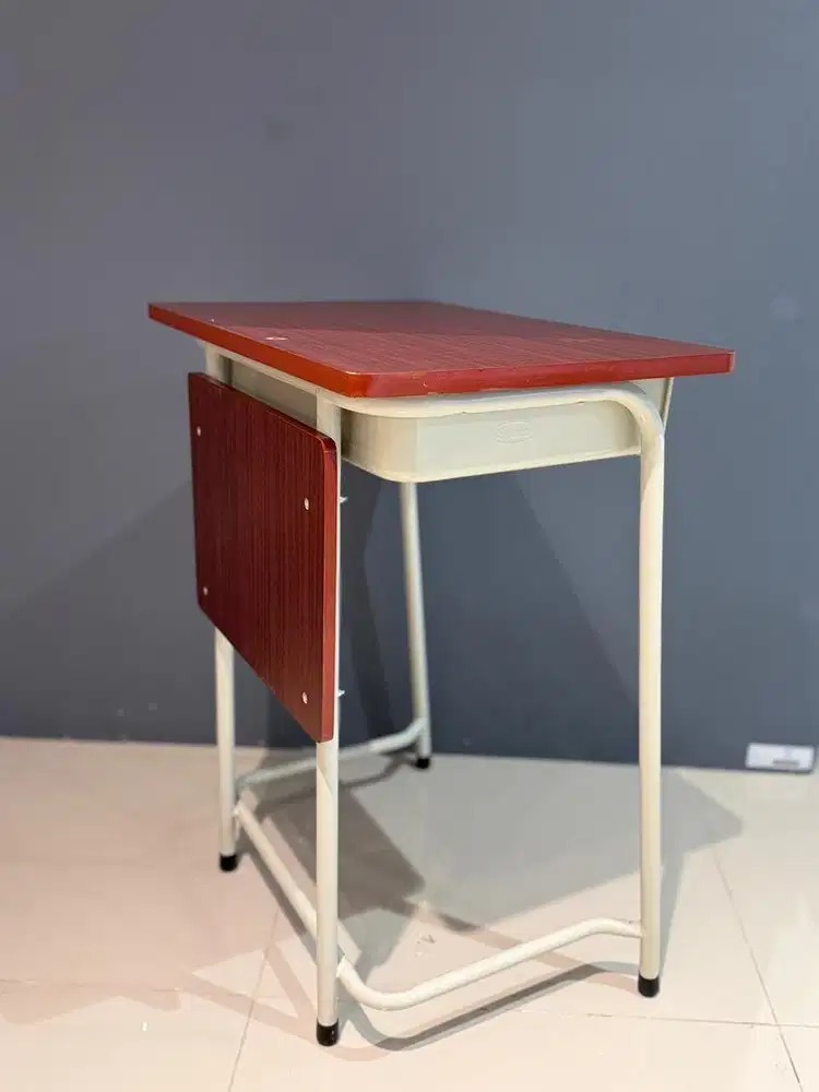 Set meja dan kursi sekolah