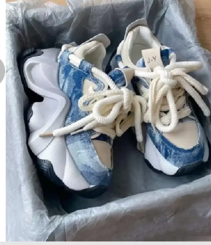 Sepatu sport bahan denim