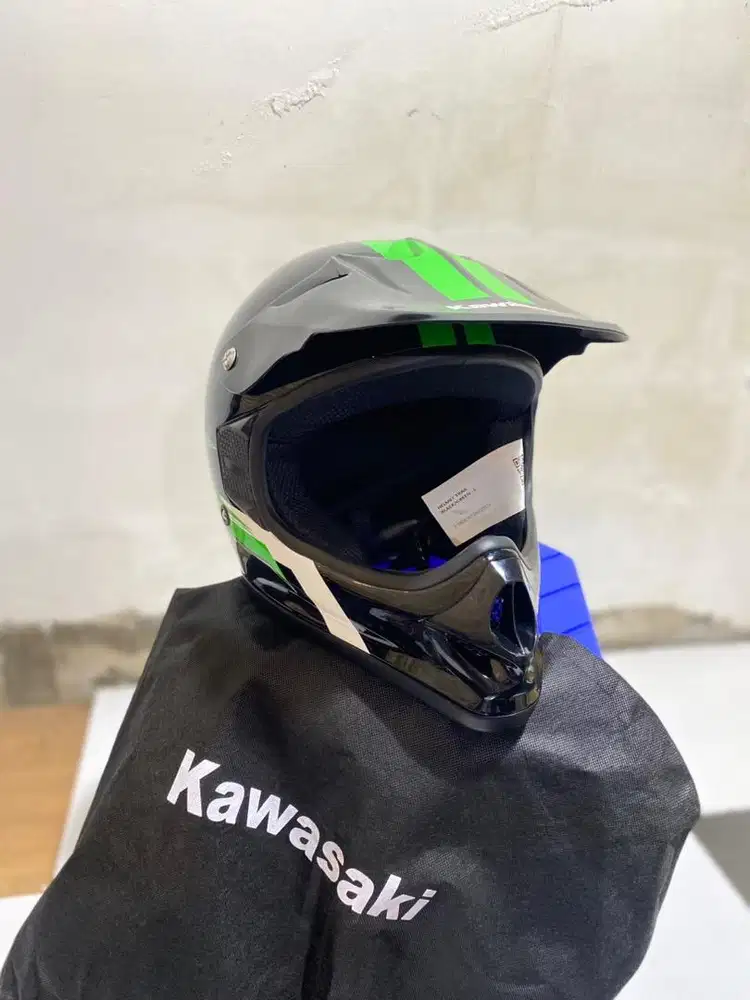 Helm kawasaki kondisi masih baru