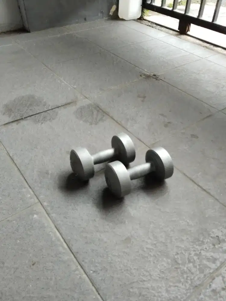 Sepasang barbel/dumbel plastik @ 1,5 kg an