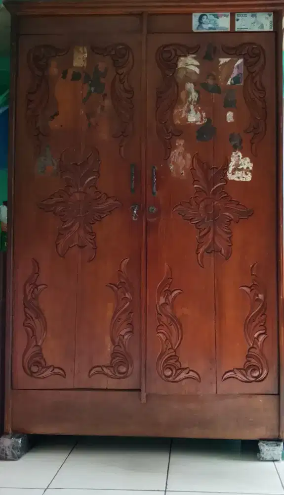 Lemari Kayu Besar